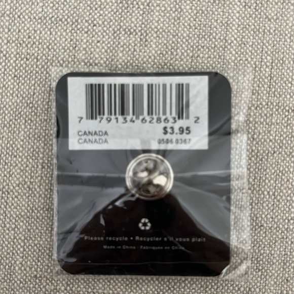 Roots Canadian Flag tack pin - Picture 3 of 3